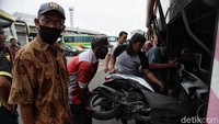 Selain penumpang terlihat juga ada yang mengirimkan sepeda motor via bus.