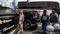 Calon penumpang bersiap menaiki bus antar kota antar provinsi (AKAP) di Terminal Bus Tanjung Priok, Jakarta Utara, Selasa (21/12).