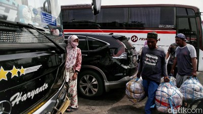 Suasana Terminal Bus Tanjung Priok Jelang Nataru