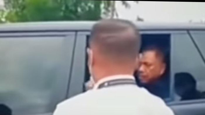 Tangkapan layar video viral Gubernur Sulut Olly Dondokambey marah ke warga. (dok. Istimewa)