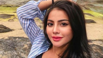 10 Pose Seksi Tisya Erni yang Lagi Hangat Diomongin