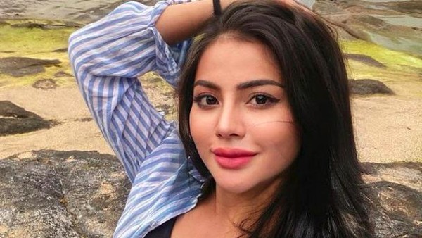 10 Pose Seksi Tisya Erni yang Lagi Hangat Diomongin