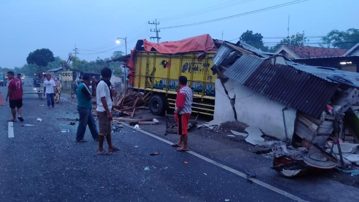 Truk Tabrak Warung Nasi di Jombang, Bangunan Ambruk-Pemilik Tewas