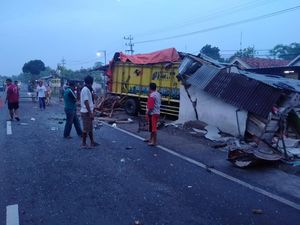 Truk Tabrak Warung di Jombang, Bangunan Ambruk hingga Pemilik Tewas