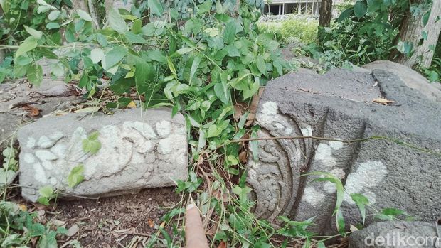 Tumpukan batu-batu candi di Desa Puluhan, Kecamatan Jatinom, Klaten, Selasa (21/12/2021).