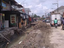 Dear Bang Bobby, Tumpukan Tanah Bikin Macet Simalingkar Belum Diangkut Nih