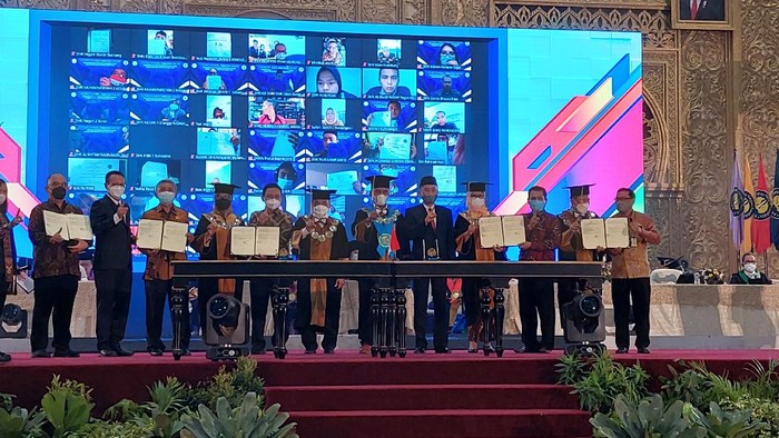 Unesa Terima Rekor MURI Kerja Sama Terbanyak Dengan 837 SMK Se-Jatim