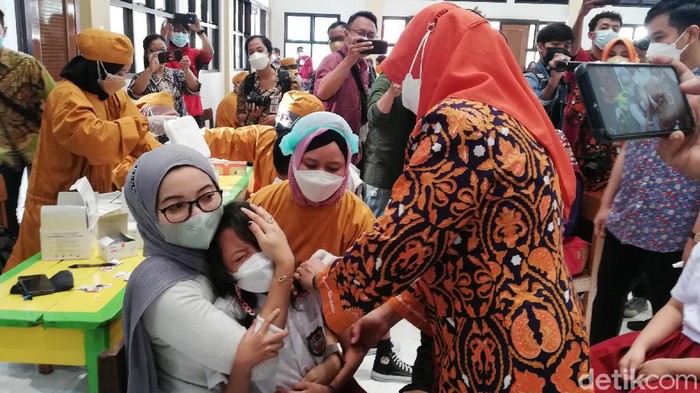 Vaksinasi anak usia 6-11 tahun di Solo.