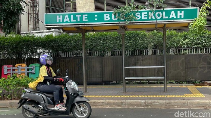Waduh! Atap Halte Bus Ini Ditumbuhi Tanaman Liar Kondisi halte bus di kawasan Senopati, Blok S, Jakarta Selatan, terlihat terbengkalai. Atap halte tampak ditumbuhi tanaman liar.