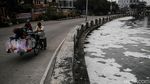 Waduh, Kali Item Kemayoran Dipenuhi Busa