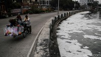 Menurut keterangan warga, busa itu berasal dari Pintu Air Sunter.