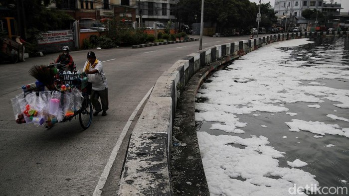 Waduh, Kali Item Kemayoran Dipenuhi Busa Busa kembali terlihat di Kali Item yang berada di kawasan Wisma Atlet, Kamayoran, Jakarta. Busa itu terlihat sejak jam 11.00 WIB. Ini penampakannya.