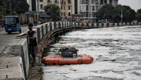 Ada juga warga yang mengatakan busa tersebut merupakan limbah warga setempat.