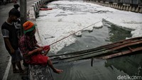 Namun, ada pula warga yang mengatakan ini berasal dari mesin pompa air yang menimbulkan busa.