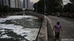 Waduh, Kali Item Kemayoran Dipenuhi Busa