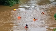 Warga Malang Hanyut Diterjang Banjir Saat Buang Air Besar di Sungai