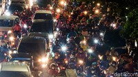 Suasana pemotor memadati salah satu ruas jalan di Jakarta.