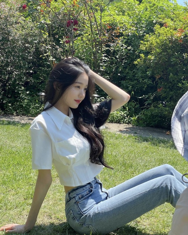 Wonyoung IVE saat ini memandu acara musik KBS ‘Music Bank’ bersama Sunghoon ENHYPEN. Netizen menilai keduanya bak putri dan pangeran saat disandingkan. Foto: dok. Instagram @for_everyoung10