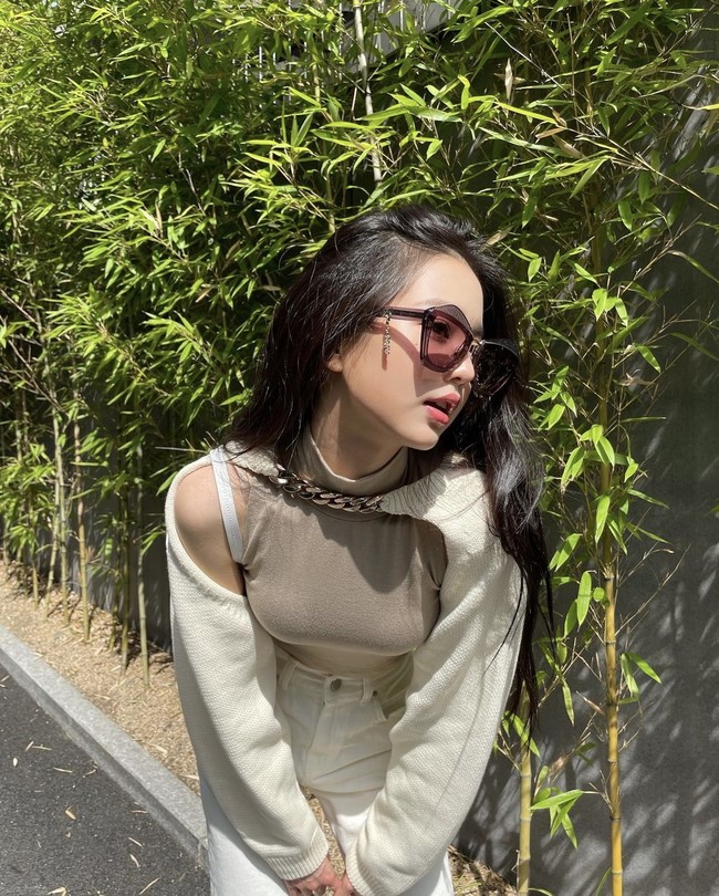 Vokalis grup IVE ini dinilai mirip dengan Han Ye Seul dan Yoona Girls’ Generation. Wonyoung juga menjadi perbincangan karena menonjolkan pesona yang berbeda saat memakai softlens dan tidak memakai softlens. Foto: dok. Instagram @for_everyoung10