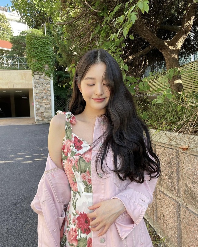 Saat mengikuti acara survival Produce 48 dan debut bersama IZ*ONE, Wonyoung masih berumur 14 tahun. Penggemar dan netizen telah melihat pertumbuhan Wonyoung selama tiga tahun terakhir. Foto: dok. Instagram @for_everyoung10