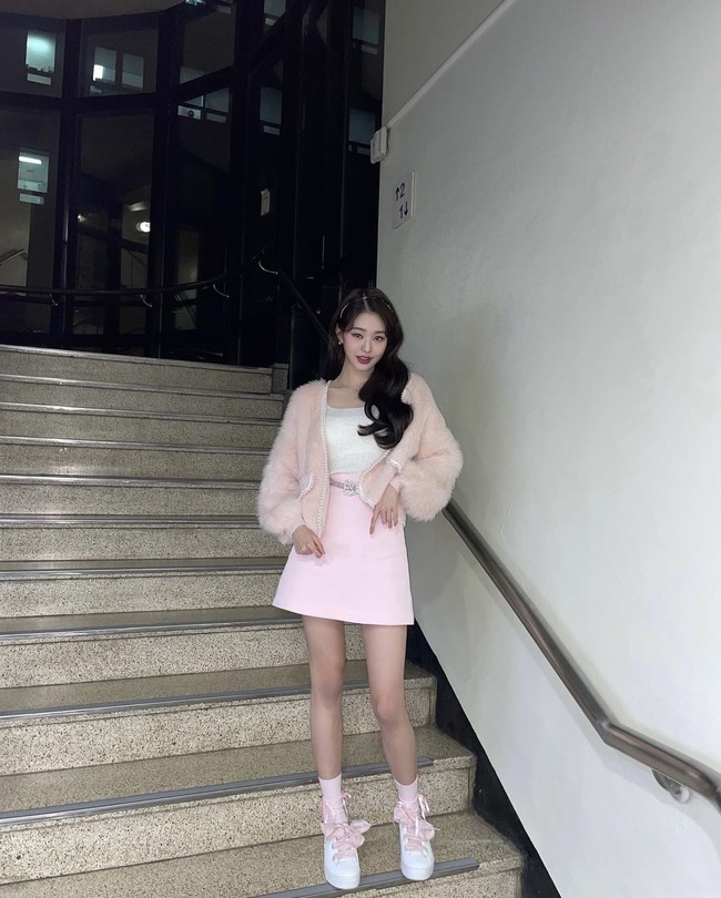 Pemilik akun Instagram @for_everyoung10 itu mengaku khawatir dengan tinggi badannya. Wonyoung IVE pun mengedit fotonya agar kakinya terlihat lebih pendek. Foto: dok. Instagram @for_everyoung10