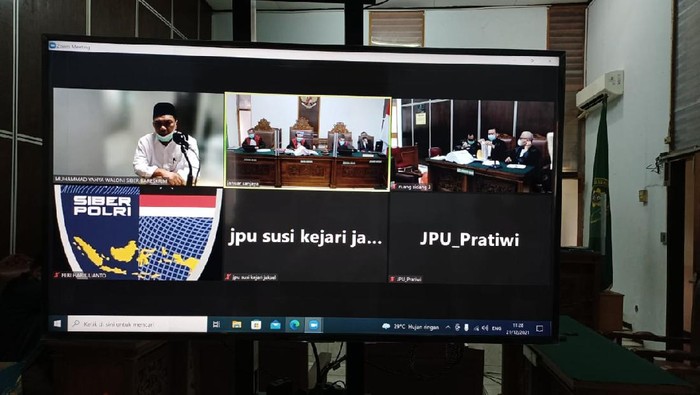Yahya Waloni hadiri sidang kasus penodaan agama sebagai terdakwa secara virtual.