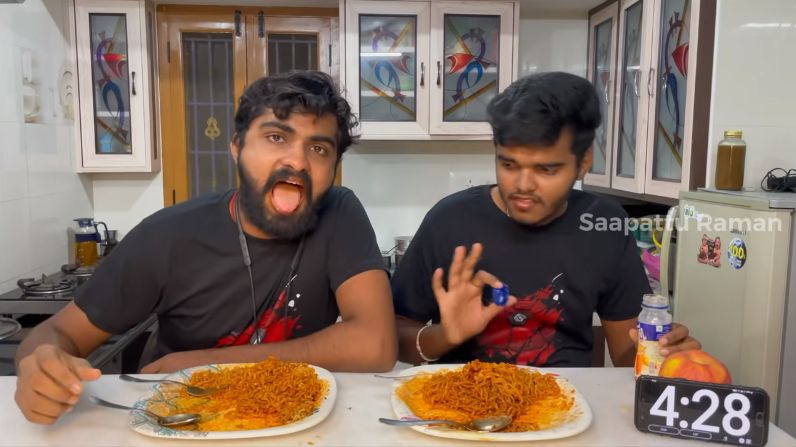 YouTuber India Mukbang Makanan Capai 10,5 Kilogram Ikan