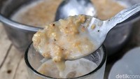 Memek adalah makanan khas Pulau Simeulue, Aceh. Memek dibuat dengan pisang, beras ketan, dan santan. Kata memek berasal dari kata mamemek yang berarti mengunyah beras. Konon zaman dahulu, orang Aceh kerap mengunyah-ngunyah beras ketan yang dicampur pisang seperti makanan ini. Foto: Rifkianto Nugroho/detikcom  