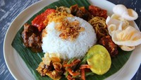 Medan punya nasi kentut yang gurih enak. Disebut kentut karena nasi ini menggunakan daun kentut sebagai pembungkusnya. Daun kentut merupakan nama lain tanaman sembukan. Nasi kentut disajikan dengan lauk seperti ayam goreng hingga ikan teri. Dok. Istimewa  