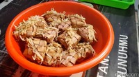 Terdengar saru, di Semarang ada sajian ketupat jembut yang identik dengan tradisi Syawalan. Makanan ini tak lain adalah ketupat yang diisi tauge. Tauge itu kemudian keluar sehingga tampilannya mirip rambut kemaluan. Orang-orangpun menyebutnya ketupat jembut. Foto: Angling Adhitya Purbaya/detikcom