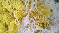 Mi pentil adalah kuliner legendaris asal Bantul. Teksturnya kenyal karena terbuat dari tepung tapioka. Mi pentil biasanya dibungkus daun jati oleh penjual kemudian ditambahkan sambal dan taburan bawang goreng. Foto: Misericoerdias Domini/detikcom
