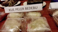Tak kalah nyeleneh, masyarakat Kepulauan Seribu punya kue favorit bernama peler bedebu. Bentuknya serupa kue klepon dengan bahan utama ubi tumbuk dan tepung sagu. Adonan kemudian diisi gula merah dan dikukus sampai matang. Dok. Istimewa