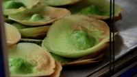Kue ape juga biasa disebut kue tete karena bentuknya yang mirip payudara wanita. Bagian tengahnya seperti menonjol. Kue kue khas Jakarta ini dibuat dari campuran tepung terigu, gula, hingga santan. Saat ini kue tete banyak dijajakan di kaki lima dengan harga murah meriah. Foto: iStock