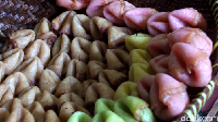Nama makanan Indonesia nyeleneh lainnya adalah kontol kejepit atau tolpit asal Bantul. Proses pembuatannya dengan teknik penjepitan dan hasil akhirnya seperti alat kelamin pria. Kue ini dibuat dengan tepung beras dan gula jawa. Foto: Pradito Rida Pertana/detikcom