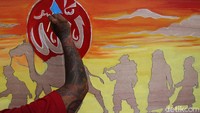 Warga Binaan Rumah Tahanan Kelas I Solo menggambar mural di media triplek di halaman Rutan Solo, Jawa Tengah, Rabu (22/12).