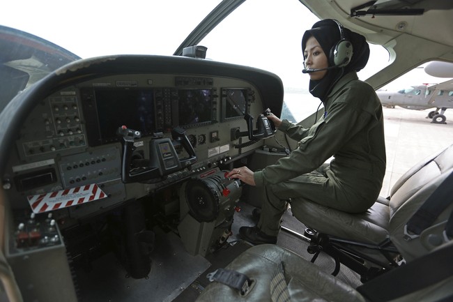 Tapi laporan terbaru mengungkap kabar bahwa Safia dalam keadaan aman. Mantan kapten pesawat tempur itu masih hidup setelah diselamatkan oleh militer AS di hari yang sama Taliban mengambil alih negara.Foto: AP/Rahmat Gul