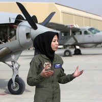 Safia Ferozi adalah salah satu dari empat pilot wanita yang pernah bertugas di militer Afghanistan. Belakangan beredar rumor yang menyebut bahwa ia menjadi sasaran Taliban. Foto dan video yang viral dikatakan menjadi bukti bahwa ia telah dirajam sampai meninggal dalam sebuah kekacauan di Kabul. Foto: AP/Rahmat Gul