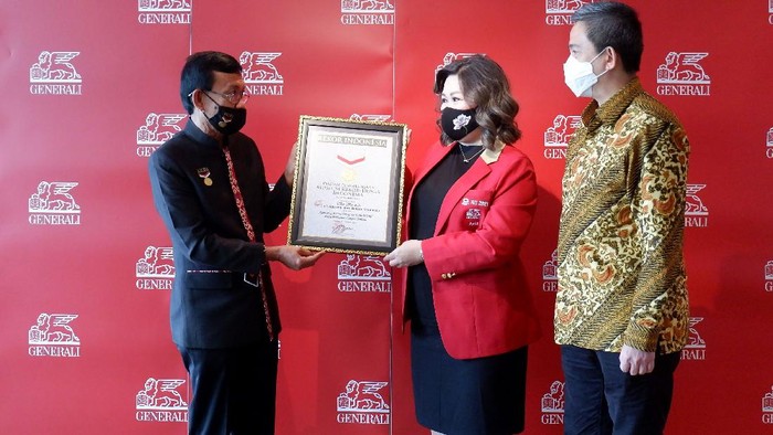 Agen Generali Cetak Rekor MURI Chief Agency Officer Generali Indonesia Sastradinata (kanan) dan Agen Generali Indonesia Thio Siu Lie (tengah) menerima penghargaan dari Senior Manager Museum Rekor-Dunia Indonesia (MURI) Jusuf Ngadri di Jakarta, Rabu (22/12). Thio Siu Lie berhasil mencetak Rekor MURI sebagai Agen yang meraih Top of The Table MDRT secara Berurutan Terlama. Rekor ini berhasil ia pecahkan karena prestasinya yang bisa mendapatkan gelar Top of The Table (TOT) dari Million Dollar Round Table selama 5 tahun berturut-turut sejak tahun 2017 hingga 2021.