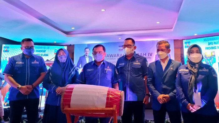 AHY Arahkan Langsung Demokrat Sulsel untuk Kompak Ketua Umum Partai Demokrat Agus Harimurti Yudhoyono (AHY) kembali menegaskan akan mesin politik Partai Demokrat di Sulawesi Selatan untuk selalu dan tetap kompak.