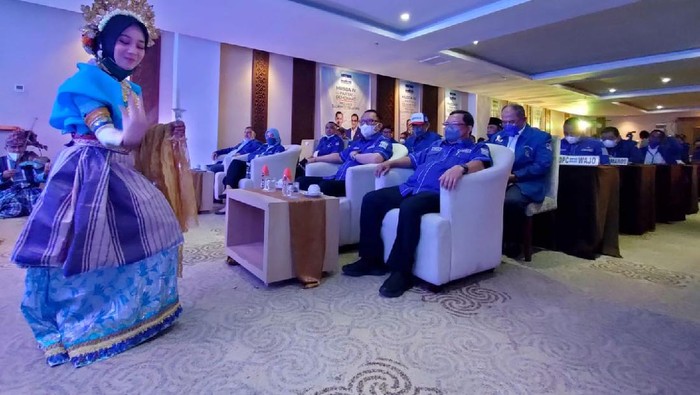 AHY Arahkan Langsung Demokrat Sulsel untuk Kompak Ketua Umum Partai Demokrat Agus Harimurti Yudhoyono (AHY) kembali menegaskan akan mesin politik Partai Demokrat di Sulawesi Selatan untuk selalu dan tetap kompak.