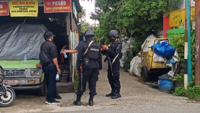 Anggota Brimob Polda Kalsel bersenjata lengkap mengamankan lokasi penggerebekan oleh tim Densus 88 Antiteror Polri di Banjarmasin (ANTARA/Firman)