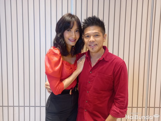 Musisi bernama Ibrahim Imran juga berjodoh dengan penggemarnya sendiri. Siapa sangka jika istrinya yang merupakan mantan Puteri Indonesia, Artika Sari Devi, sudah mengidolakan sosok Baim sejak lama. Takdir pun mempertemukan keduanya hingga menikah dan hidup bersama. Foto: Annisa Mutiara