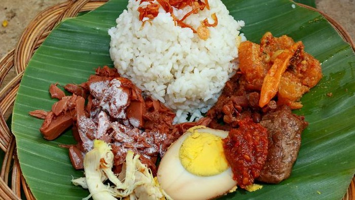 Arya Saloka dan Sandiaga Uno Penggemar Gudeg Yu Djum yang Legendaris