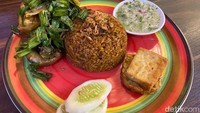 Penasaran dengan menu utamanya, langsung saja pesan pake Nasi Goreng Ayam Bukana. Dengan harga Rp 36.000 per porsi, nasi goreng rempah disajikan dengan ayam tangkap, tahu dan tempe goreng, lengkap dengan pilihan tiga sambal. Foto: detikFood