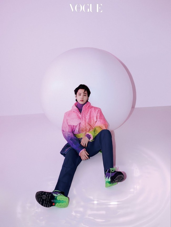 “Aku memikirkan diriku sendiri, apa yang aku suka, apa yang tidak aku suka, dan preferensiku. Aku punya banyak waktu untuk refleksi, dan aku belajar banyak. Belakangan ini, aku lebih dari sekedar baik-baik saja. Aku merasa aku diizinkan untuk bahagia,” tutur Jimin BTS. Foto: dok Vogue Korea