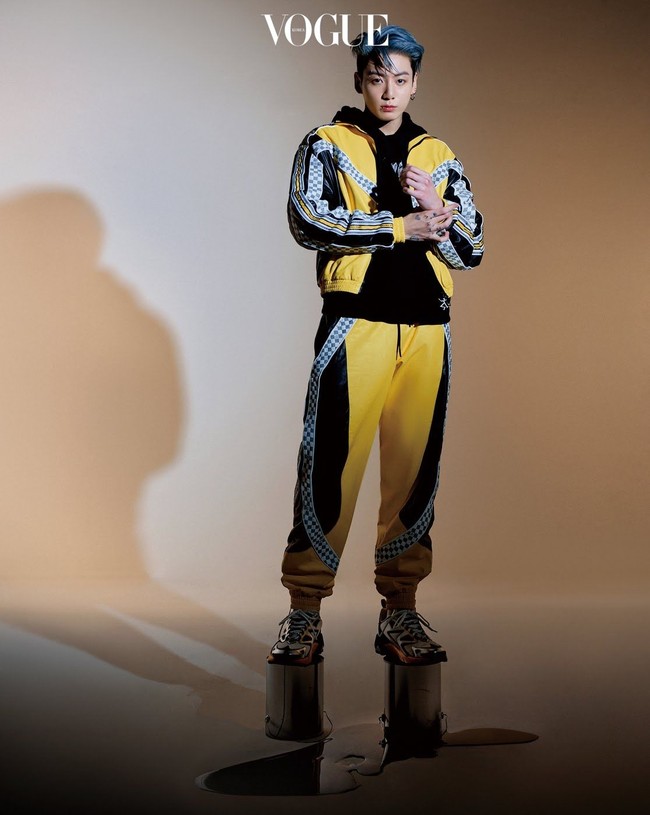 “Kami melakukan yang terbaik dengan setiap album dan setiap penampilan di panggung. Tidak ada yang bisa sempurna, tapi aku bisa menikmatinya karena aku melakukan semua yang aku bisa. Aku mengerti bahwa kerja keras dan hasilnya adalah dua hal yang terpisah. Aku telah belajar bagaimana menerima hasil. Tentu saja, aku punya ambisi untuk memperbaiki diri,” tutup Jungkook BTS. Foto: dok Vogue Korea