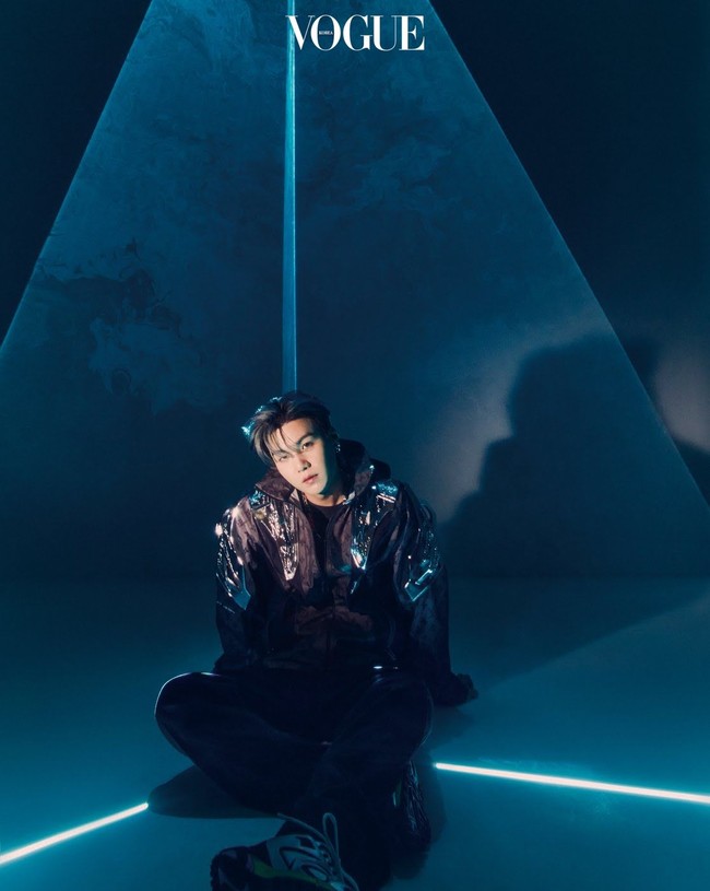 “Orang-orang menyarankan aku menjadi produser tetap, tapi aku rasa aku tidak akan melakukannya. Aku tidak cukup bertanggung jawab untuk mengambil tanggung jawab untuk semua orang. Aku suka menjadi bagian dari BTS,” ungkap Suga BTS. Foto: dok Vogue Korea