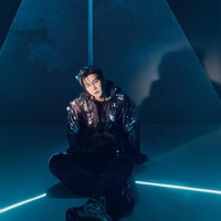 “Orang-orang menyarankan aku menjadi produser tetap, tapi aku rasa aku tidak akan melakukannya. Aku tidak cukup bertanggung jawab untuk mengambil tanggung jawab untuk semua orang. Aku suka menjadi bagian dari BTS,” ungkap Suga BTS. Foto: dok Vogue Korea