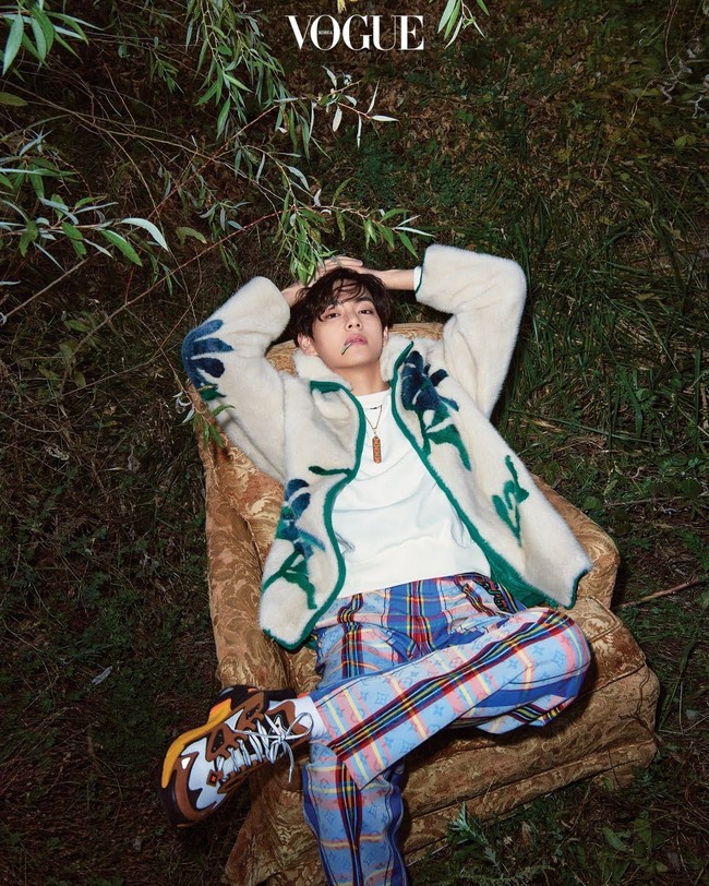 “Banyak orang yang sudah mengetahui hal ini, tapi ayahku pernah mengatakan ‘Ini bukan masalah besar!’ dan itu masih memberikan kekuatan hingga hari ini. Dan personelku mengatakan aku bisa bersandar pada mereka dan berbicara dengan mereka kapan pun aku mengalami masa sulit. Saat aku kesulitan, mereka menghiburku sebagai Kim Taehyung, bukan V.” Foto: dok Vogue Korea