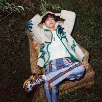 “Banyak orang yang sudah mengetahui hal ini, tapi ayahku pernah mengatakan ‘Ini bukan masalah besar!’ dan itu masih memberikan kekuatan hingga hari ini. Dan personelku mengatakan aku bisa bersandar pada mereka dan berbicara dengan mereka kapan pun aku mengalami masa sulit. Saat aku kesulitan, mereka menghiburku sebagai Kim Taehyung, bukan V.” Foto: dok Vogue Korea